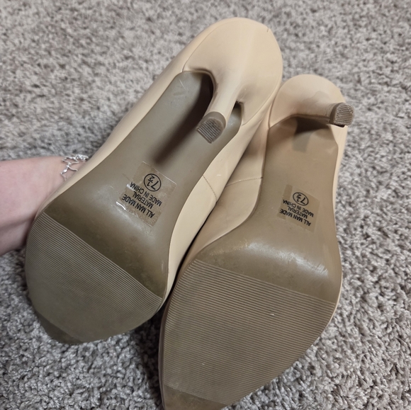 Classic Women's Patent Pointed-Toe Pumps in Nude - Picture 4 of 13